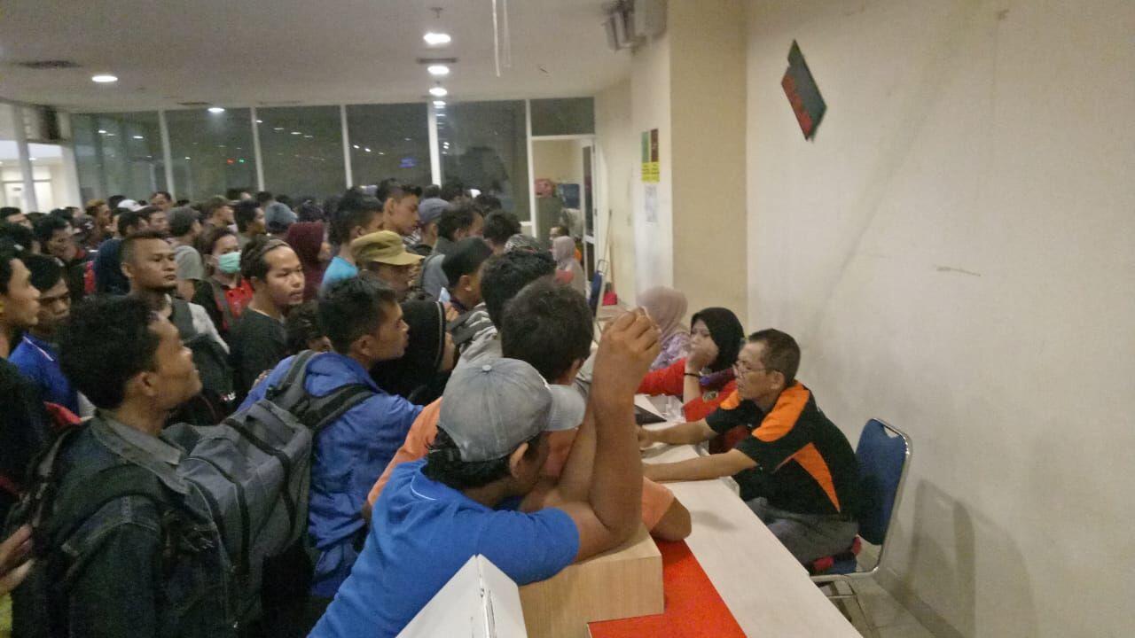 Kisah Pemudik Yang Rela Menunggu Bus 10 Jam Demi Pulang Kampung