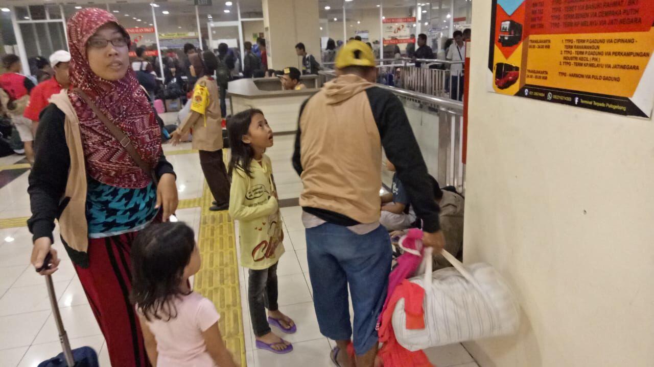Kisah Pemudik Yang Rela Menunggu Bus 10 Jam Demi Pulang Kampung