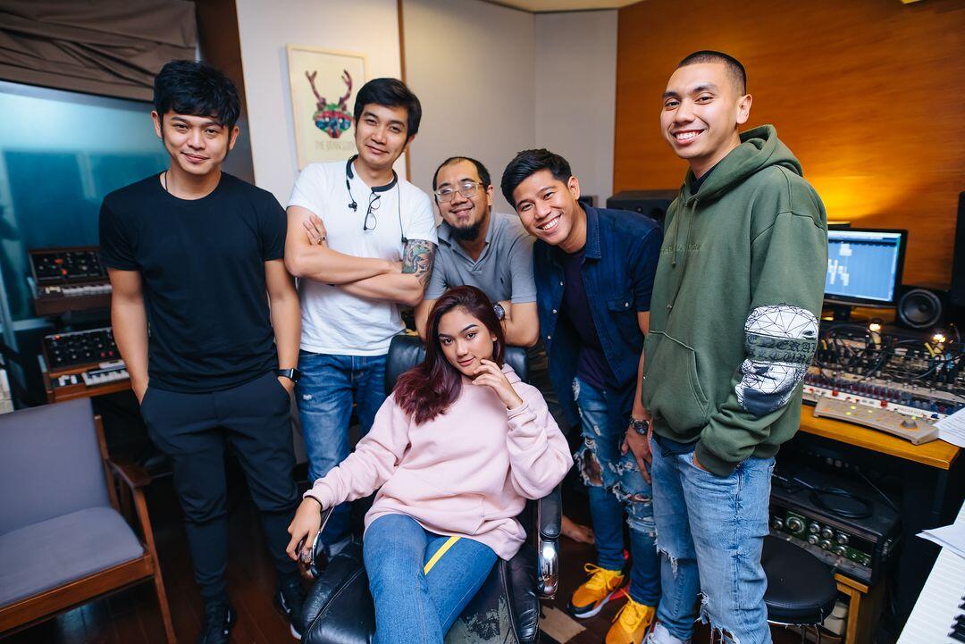 Rilis Single, Ini 10 Penampilan Baru Marion Jola yang Makin Hits