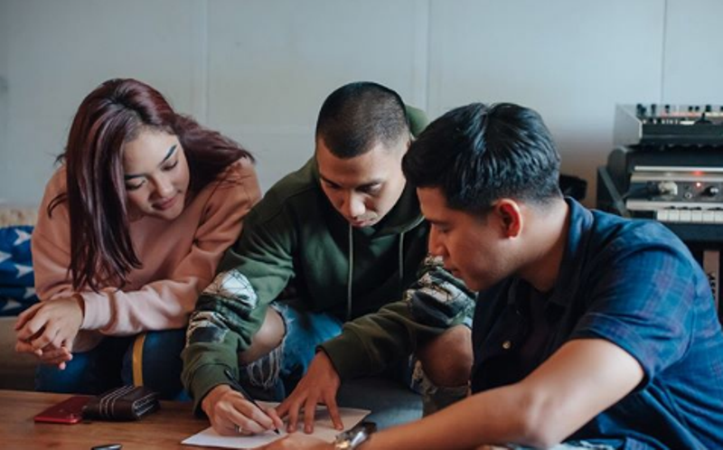 Rilis Single, Ini 10 Penampilan Baru Marion Jola yang Makin Hits