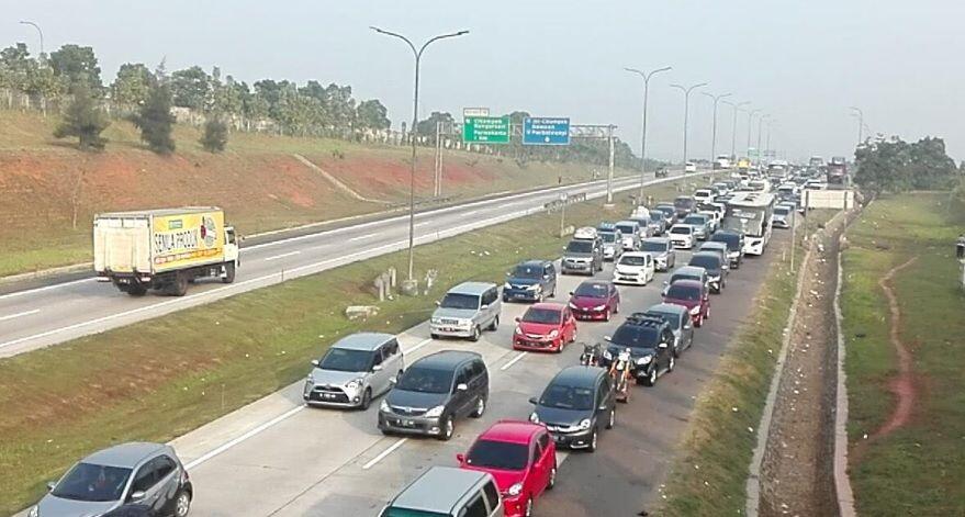Ada Tabrakan Beruntun, Arus Mudik di Tol Cipali Macet Panjang