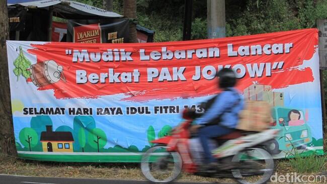 Muncul Spanduk 'Mudik Libur Lebaran Lancar Berkat Pak JOKOWI' di Nagreg