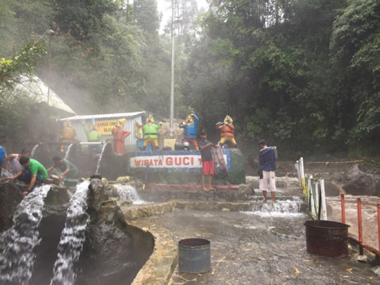 Merasakan Kentalnya Mitos &amp; Kehangatan Wisata Air Panas Guci dari Balik Lensa