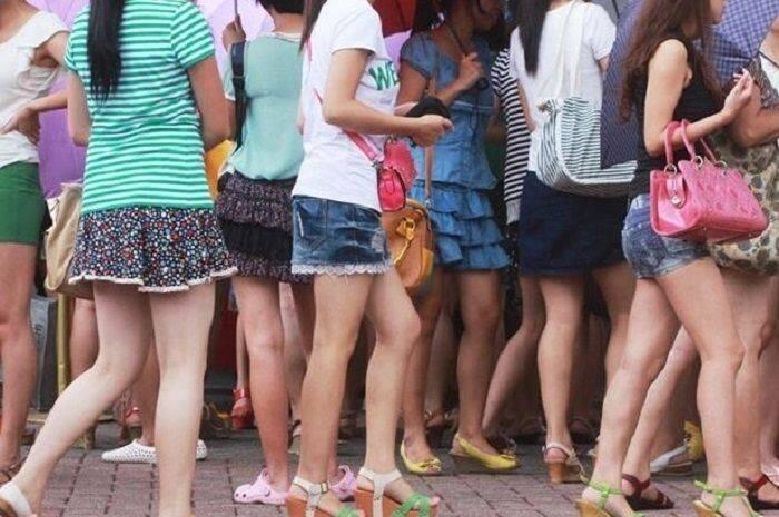 Demi Dapet Tiket Murah , Para Cewek ini Rela Memakai Rok Mini Kurang dari 38 cm...