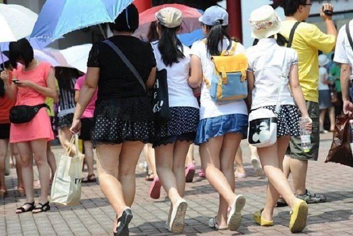 Demi Dapet Tiket Murah , Para Cewek ini Rela Memakai Rok Mini Kurang dari 38 cm...