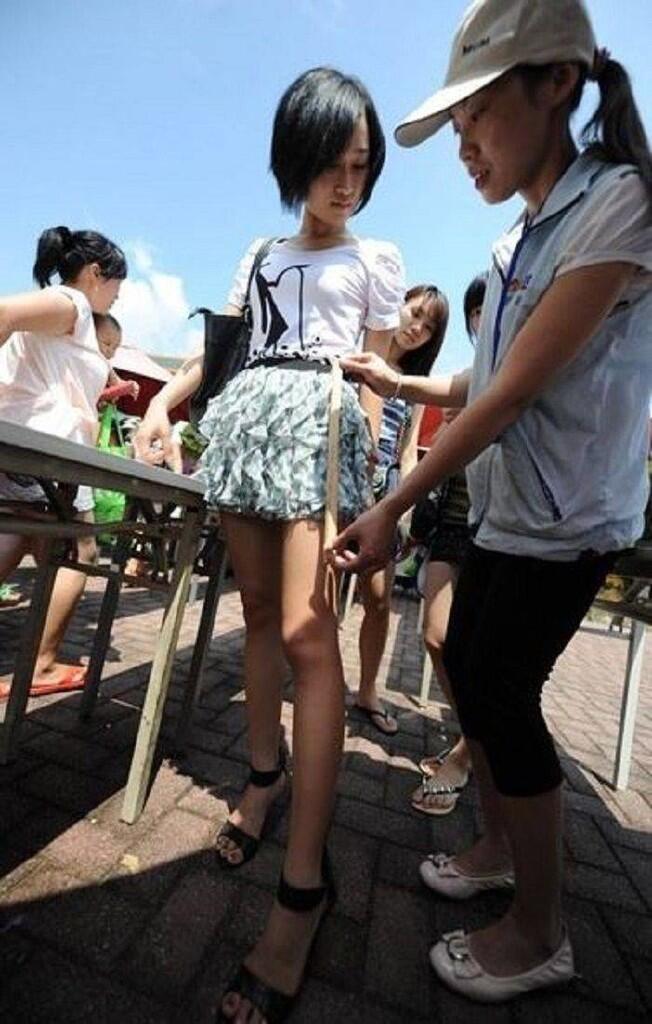 Demi Dapet Tiket Murah , Para Cewek ini Rela Memakai Rok Mini Kurang dari 38 cm...