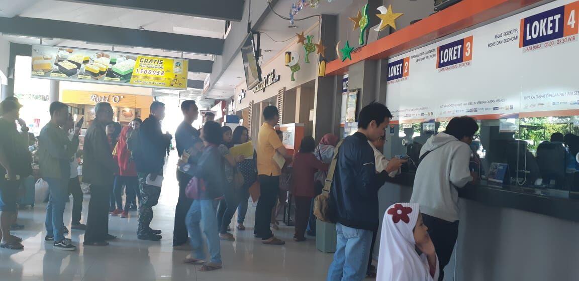 Jumlah Pemudik yang Membatalkan Tiket di Gubeng Meningkat