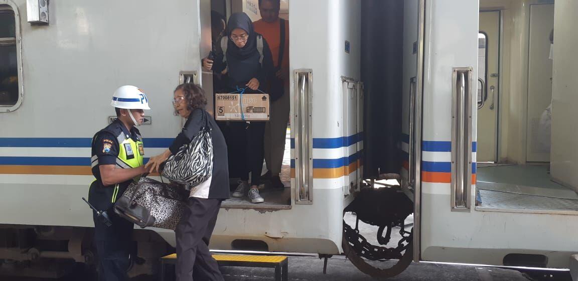 Jumlah Pemudik yang Membatalkan Tiket di Gubeng Meningkat