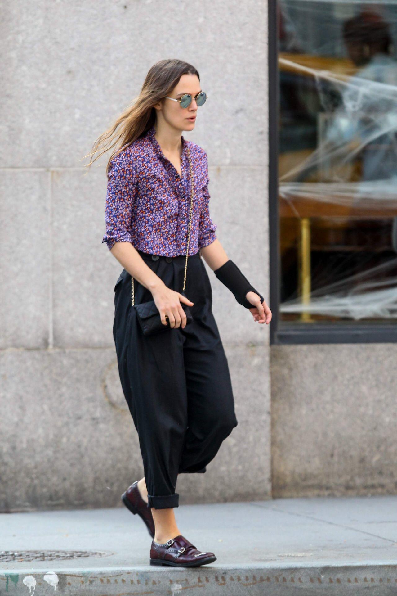 10 Gaya Boyish dan Feminin ala Aktris Inggris Keira Knightley