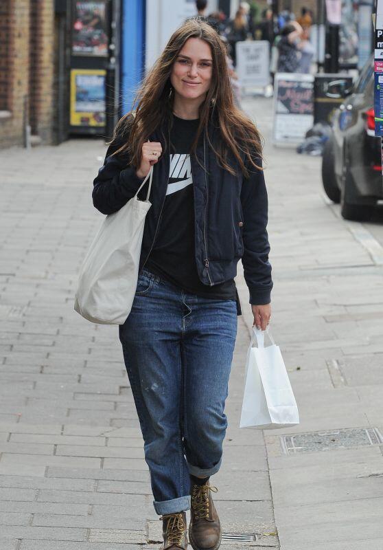 10 Gaya Boyish dan Feminin ala Aktris Inggris Keira Knightley