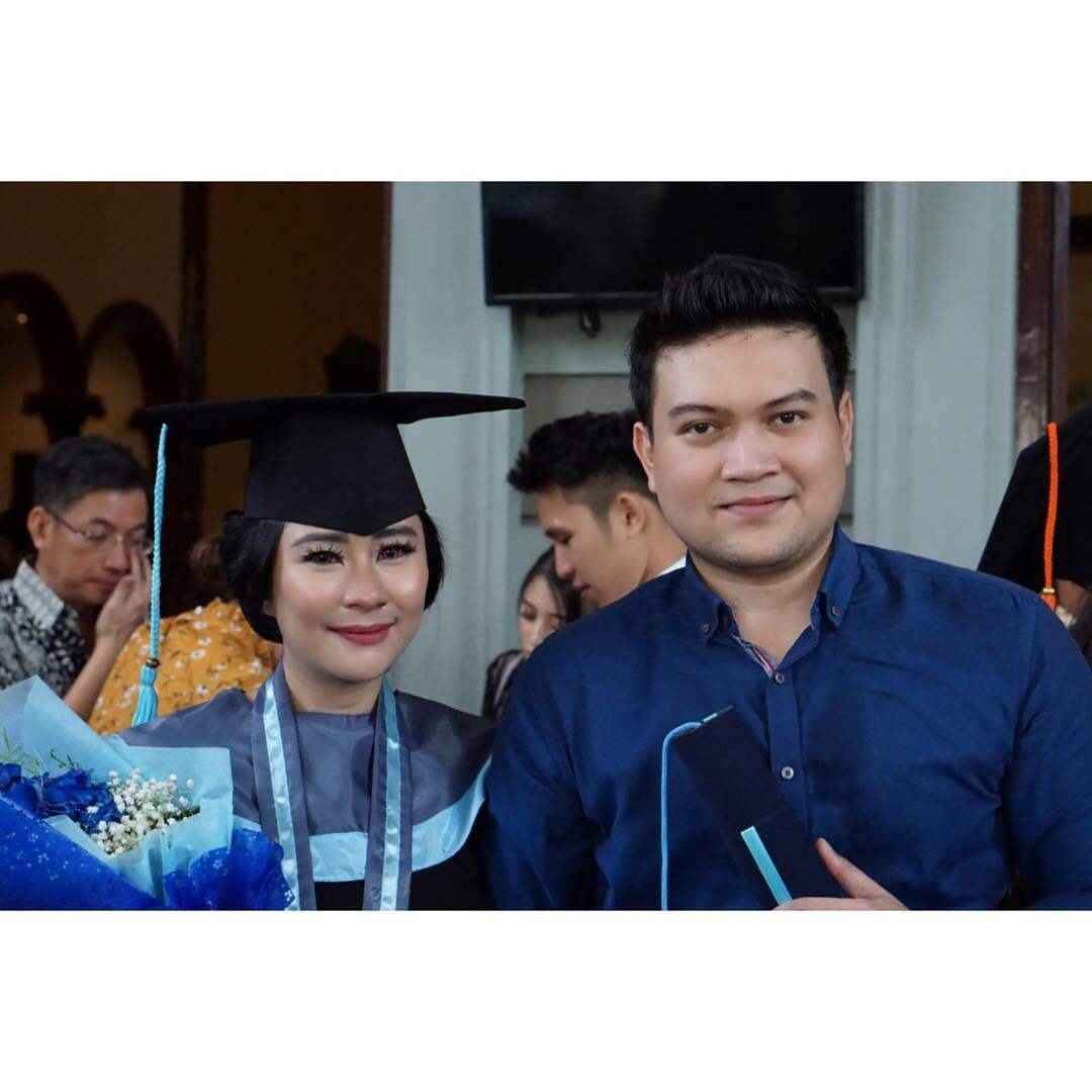 Segera Menikah, Intip 10 Kemesraan Chikita Meidy dan Tunangannya