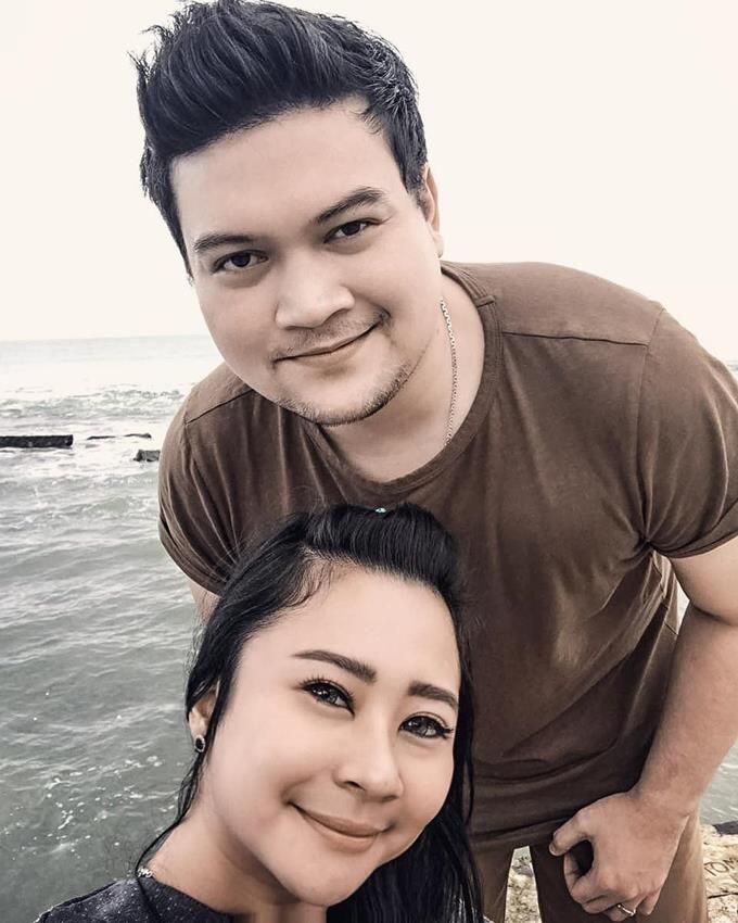 Segera Menikah, Intip 10 Kemesraan Chikita Meidy dan Tunangannya