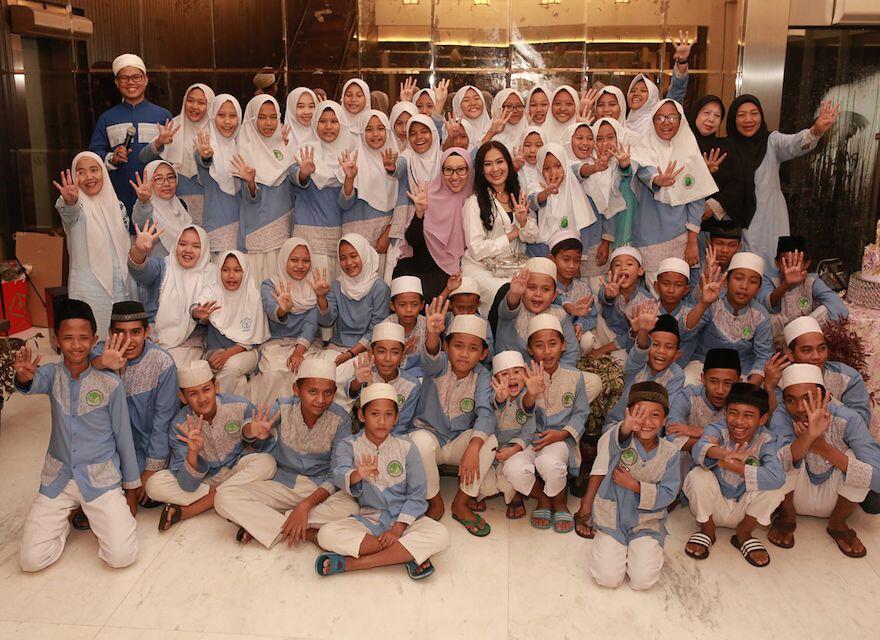 10 Momen Para Selebriti Bukber& Berbagi dengan Anak Yatim