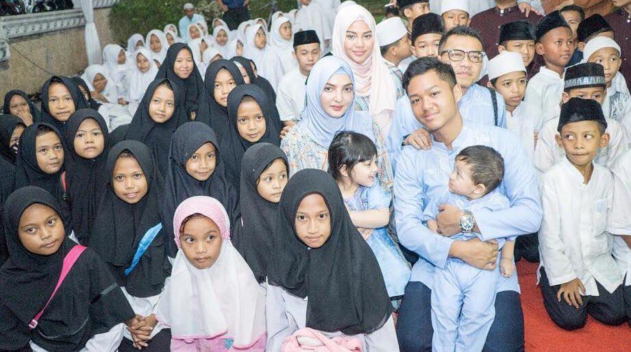 10 Momen Para Selebriti Bukber& Berbagi dengan Anak Yatim