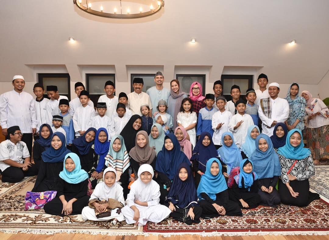 10 Momen Para Selebriti Bukber& Berbagi dengan Anak Yatim