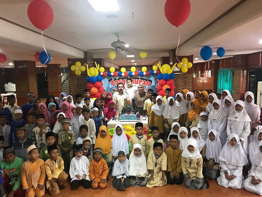 10 Momen Para Selebriti Bukber& Berbagi dengan Anak Yatim
