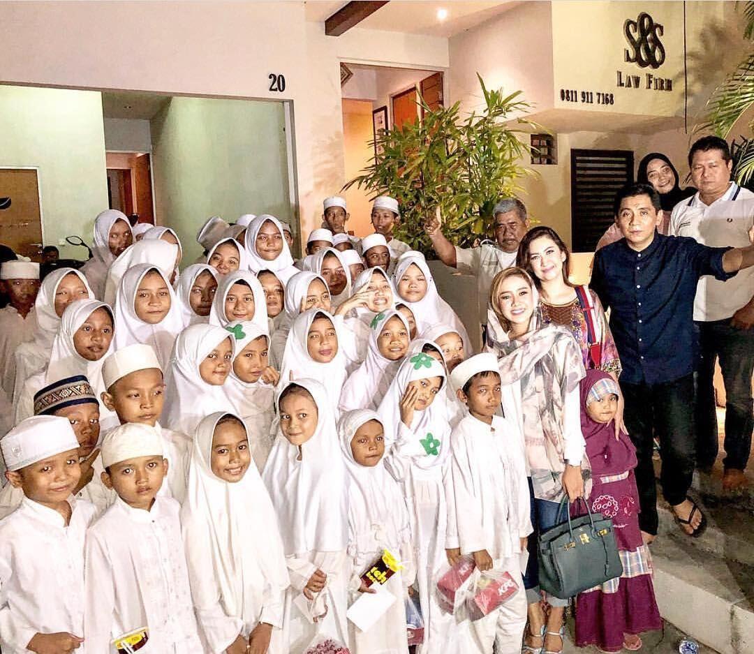 10 Momen Para Selebriti Bukber& Berbagi dengan Anak Yatim