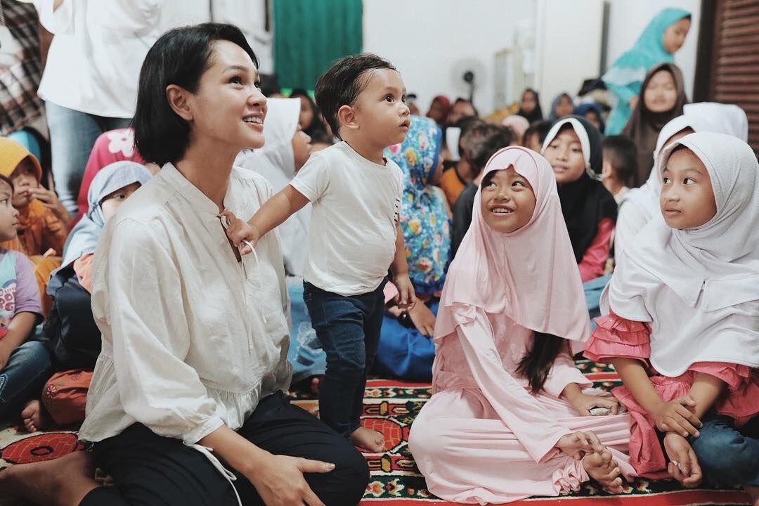 10 Momen Para Selebriti Bukber& Berbagi dengan Anak Yatim