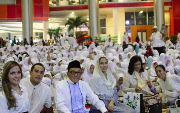 10 Momen Para Selebriti Bukber& Berbagi dengan Anak Yatim