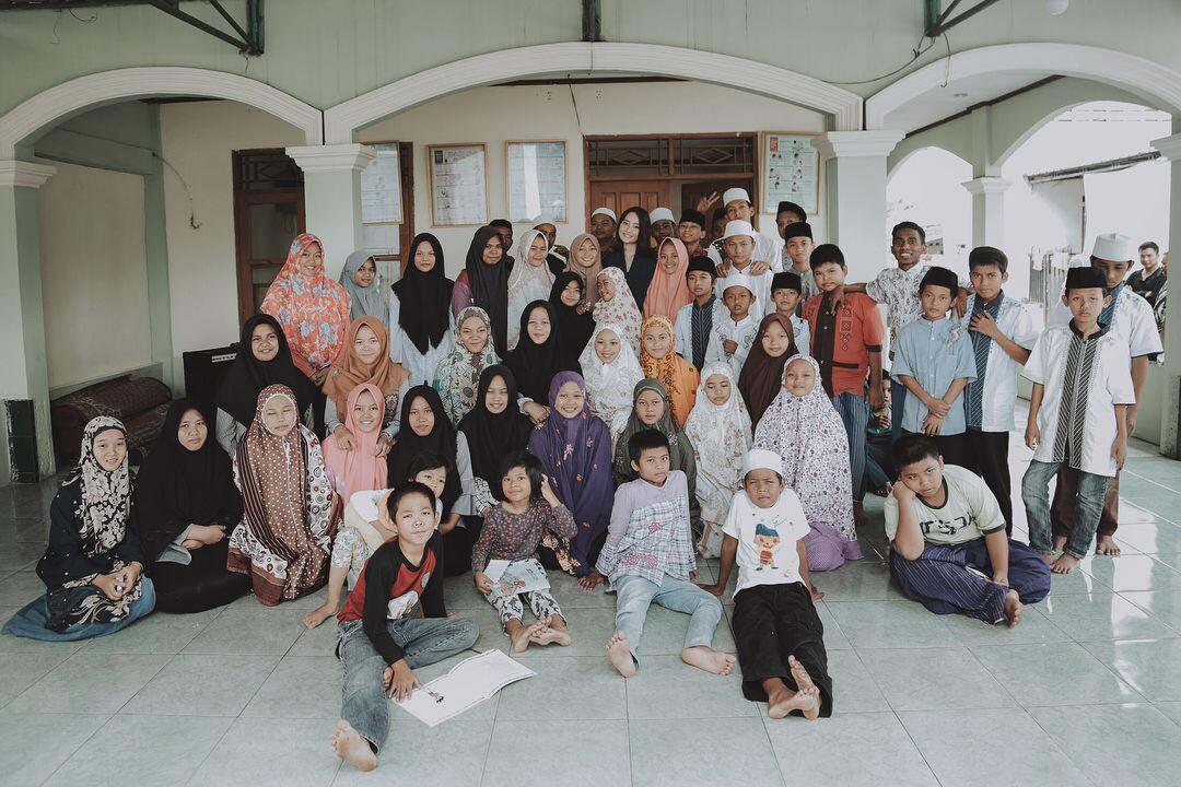 10 Momen Para Selebriti Bukber& Berbagi dengan Anak Yatim