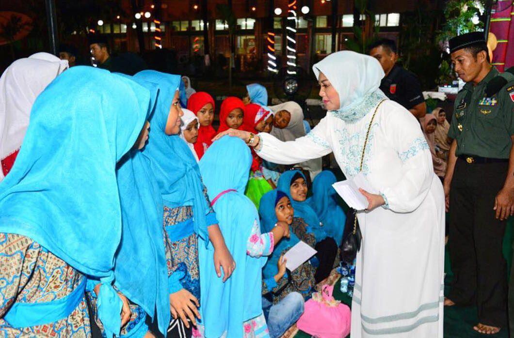 10 Momen Para Selebriti Bukber& Berbagi dengan Anak Yatim