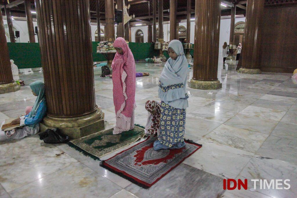Ziarah hingga Belanja, Cara Millennials Isi Ramadan di Ampel