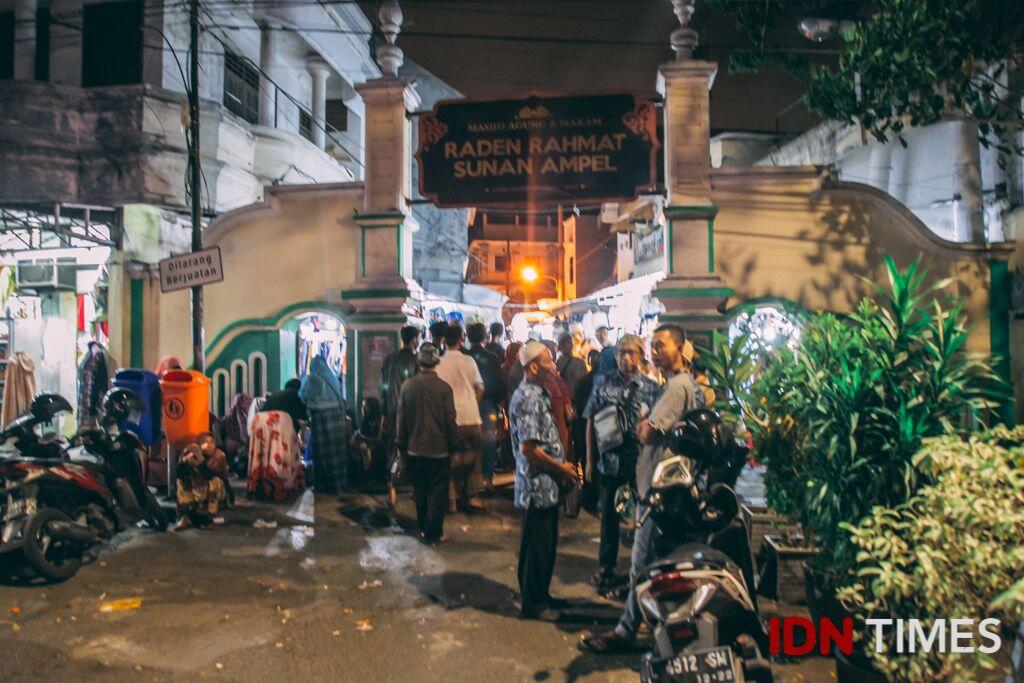 30 Potret Suasana Jelang Akhir Ramadan di Makam Sunan Ampel Surabaya