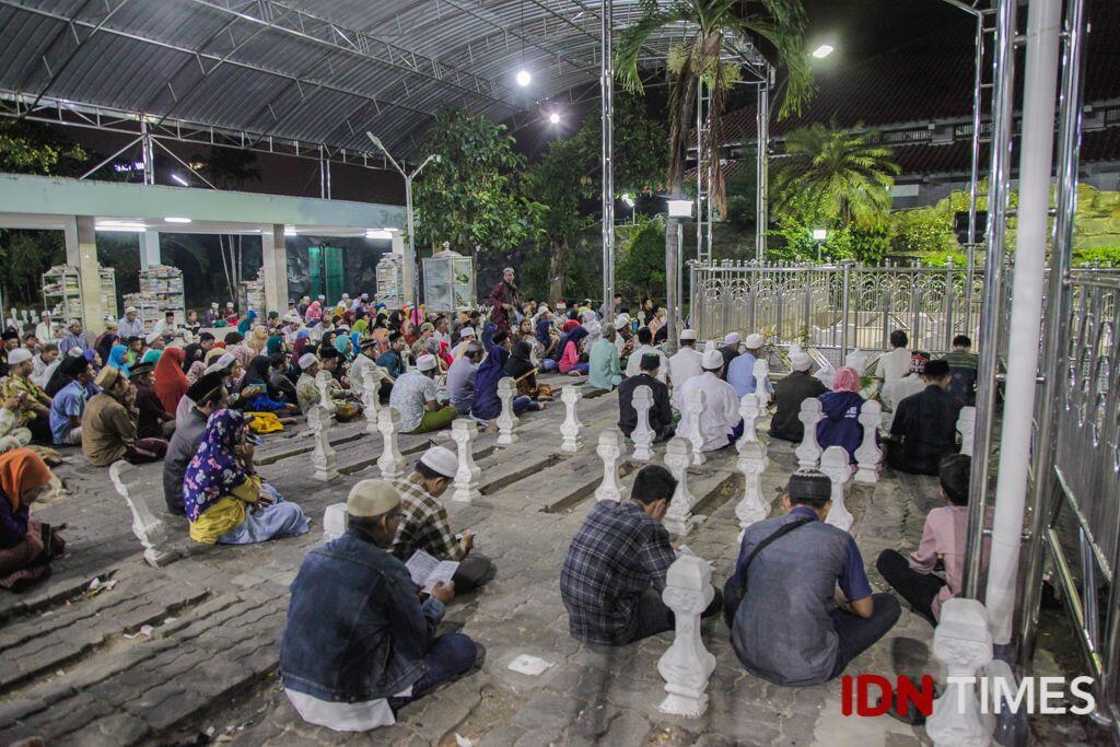 30 Potret Suasana Jelang Akhir Ramadan di Makam Sunan Ampel Surabaya