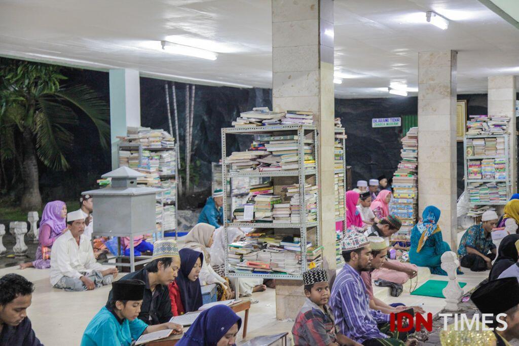 30 Potret Suasana Jelang Akhir Ramadan di Makam Sunan Ampel Surabaya