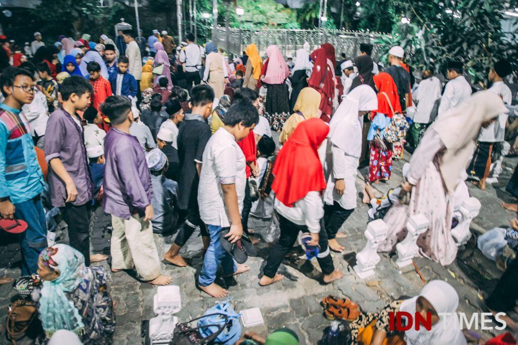 30 Potret Suasana Jelang Akhir Ramadan di Makam Sunan Ampel Surabaya