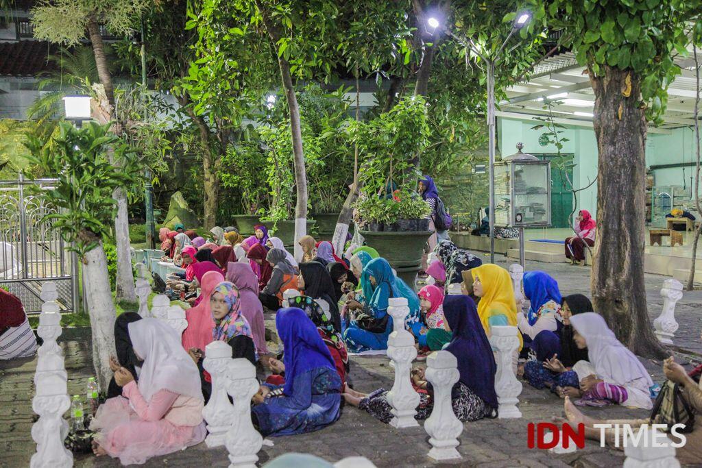30 Potret Suasana Jelang Akhir Ramadan di Makam Sunan Ampel Surabaya