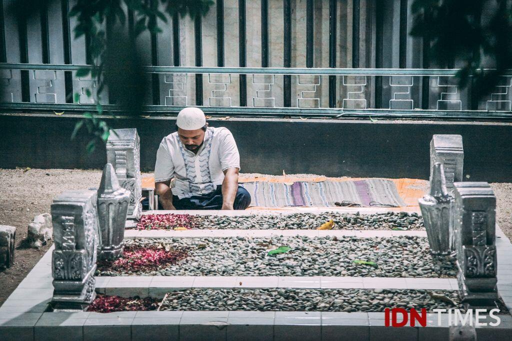 30 Potret Suasana Jelang Akhir Ramadan di Makam Sunan Ampel Surabaya