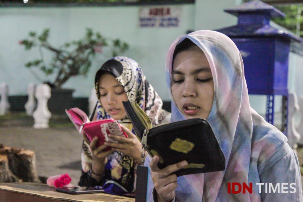 30 Potret Suasana Jelang Akhir Ramadan di Makam Sunan Ampel Surabaya
