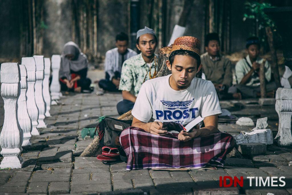 30 Potret Suasana Jelang Akhir Ramadan di Makam Sunan Ampel Surabaya