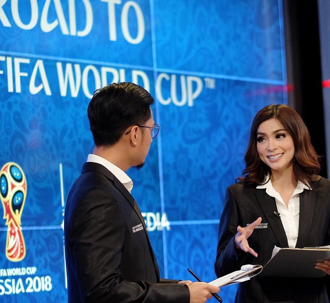 10 Potret Sandra Olga Presenter Sepak Bola yang Sangat Menawan
