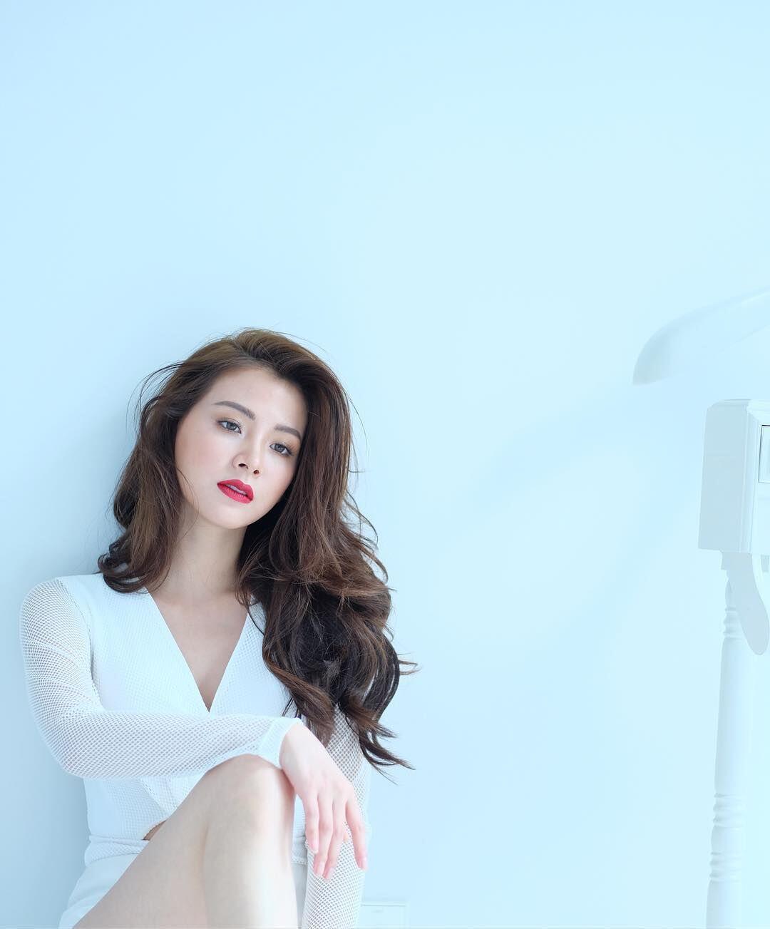9 Outwear Serba Putih ala Baifern Pimchanok, Gaya Makin Stand Out!