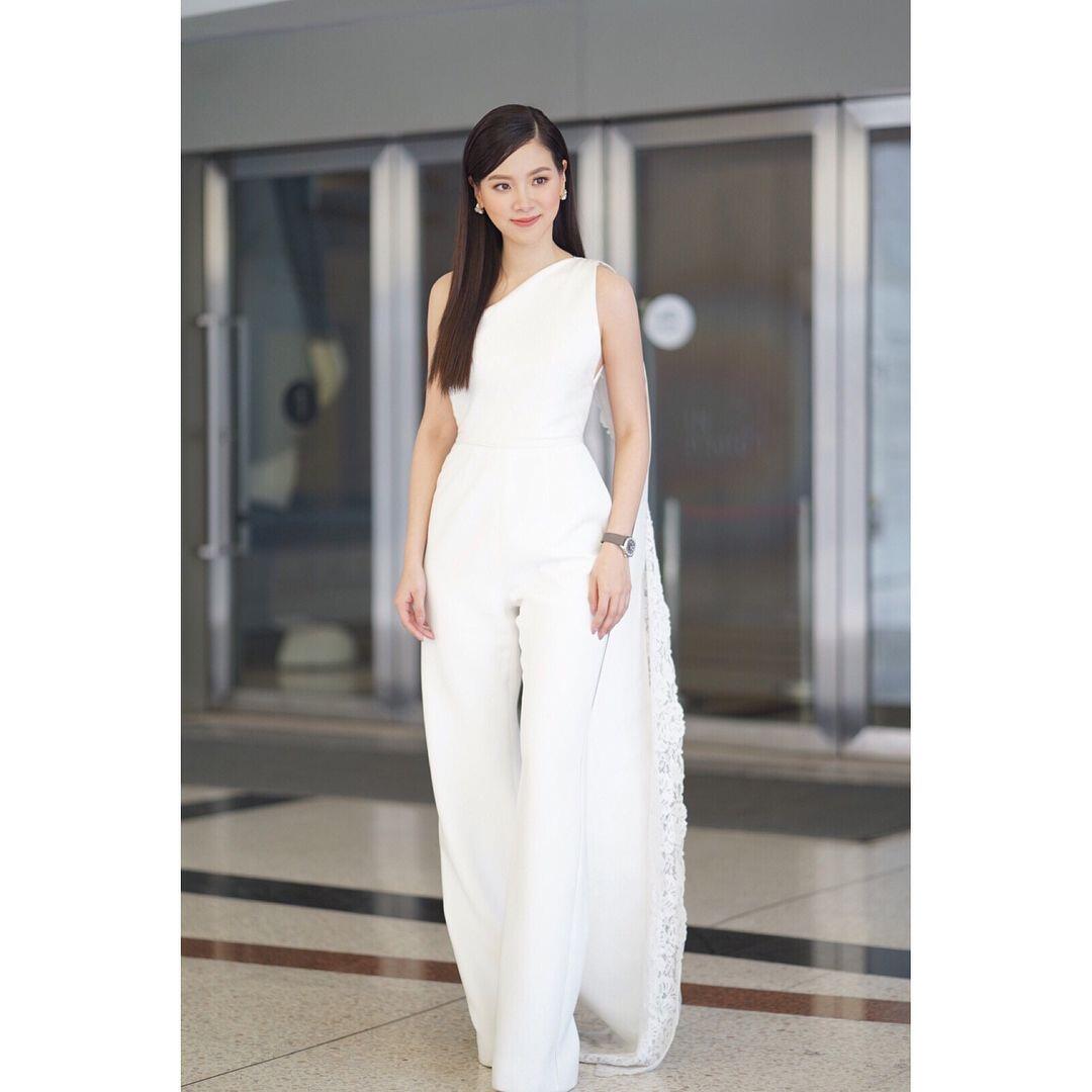 9 Outwear Serba Putih ala Baifern Pimchanok, Gaya Makin Stand Out!