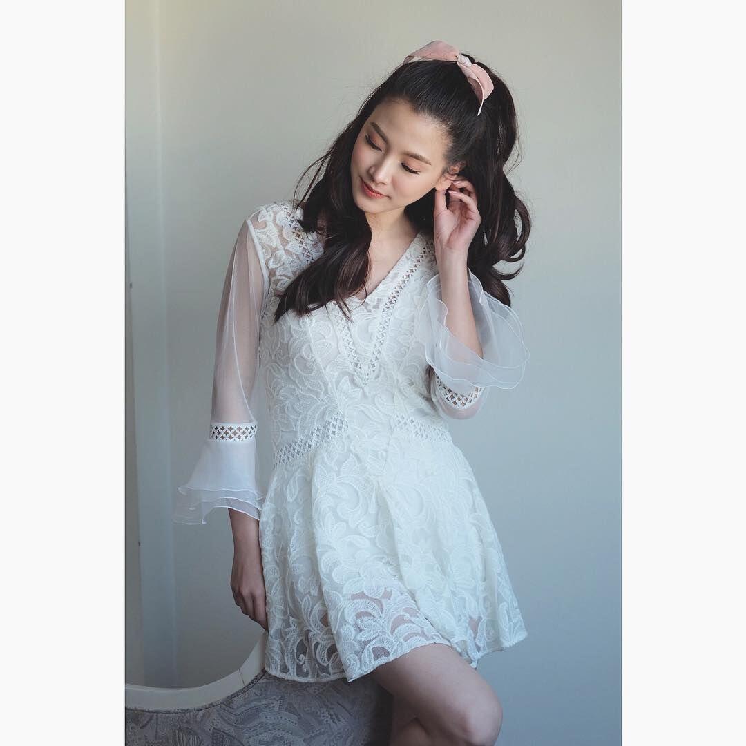 9 Outwear Serba Putih ala Baifern Pimchanok, Gaya Makin Stand Out!