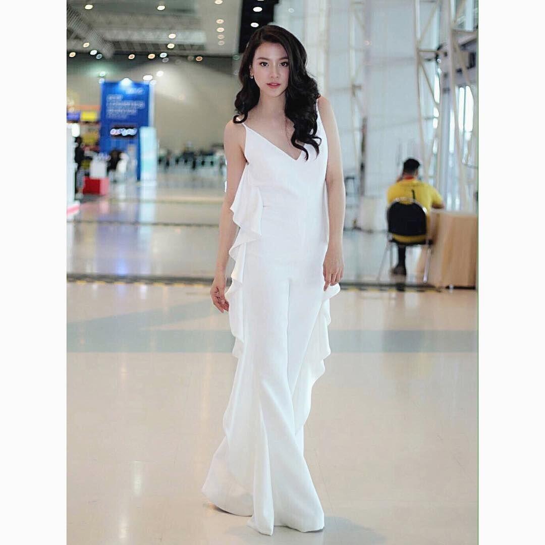 9 Outwear Serba Putih ala Baifern Pimchanok, Gaya Makin Stand Out!