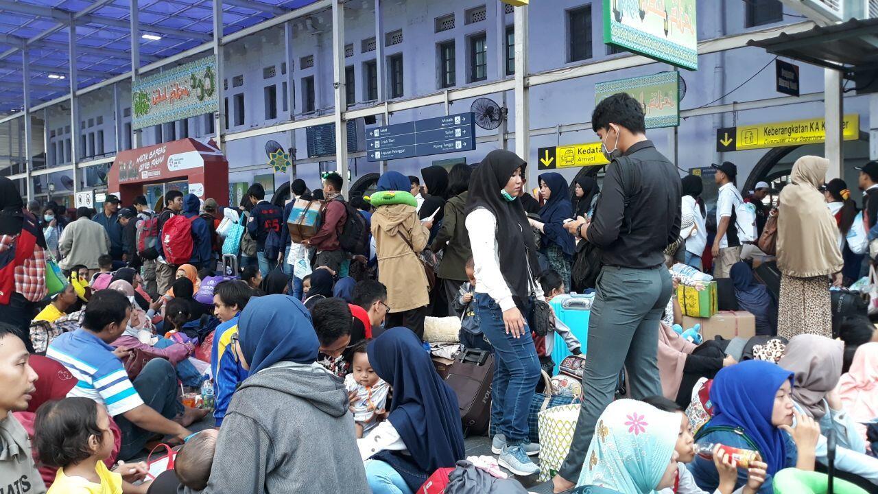 Membeludak, Pemudik Harap Ruang Tunggu Stasiun Senen Ditambah