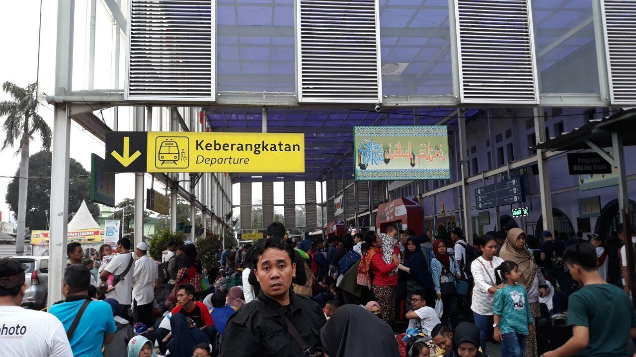 Membeludak, Pemudik Harap Ruang Tunggu Stasiun Senen Ditambah