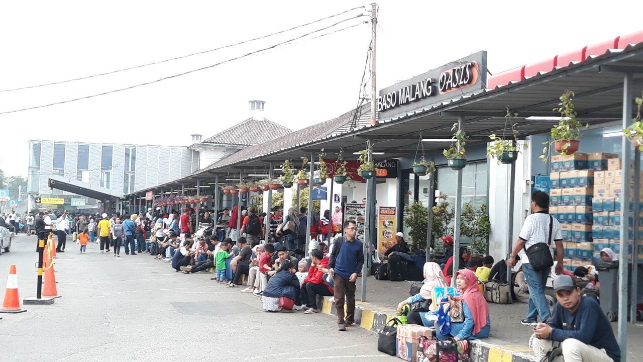 Membeludak, Pemudik Harap Ruang Tunggu Stasiun Senen Ditambah
