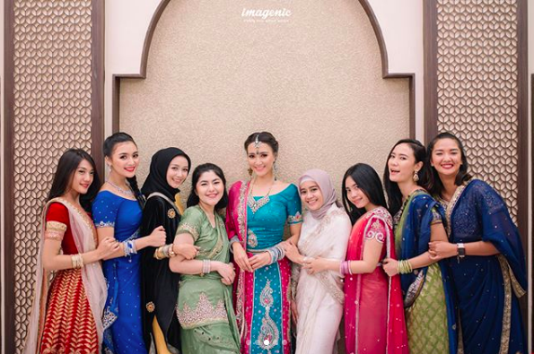 10 Momen Bahagia Bridal Shower Erica Putri, Bertema India