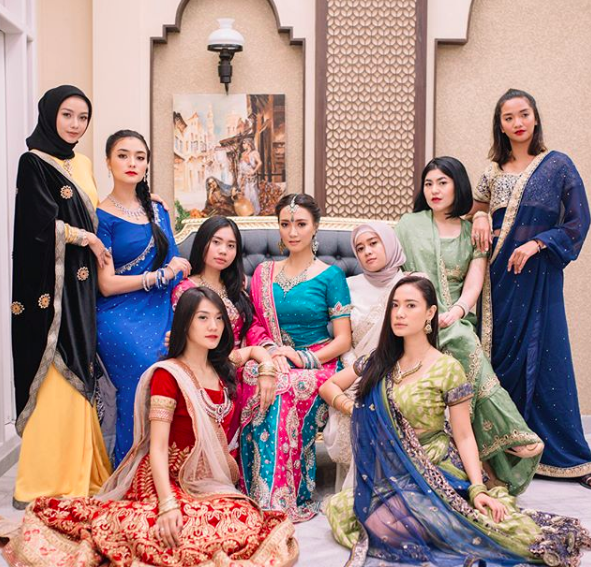 10 Momen Bahagia Bridal Shower Erica Putri, Bertema India