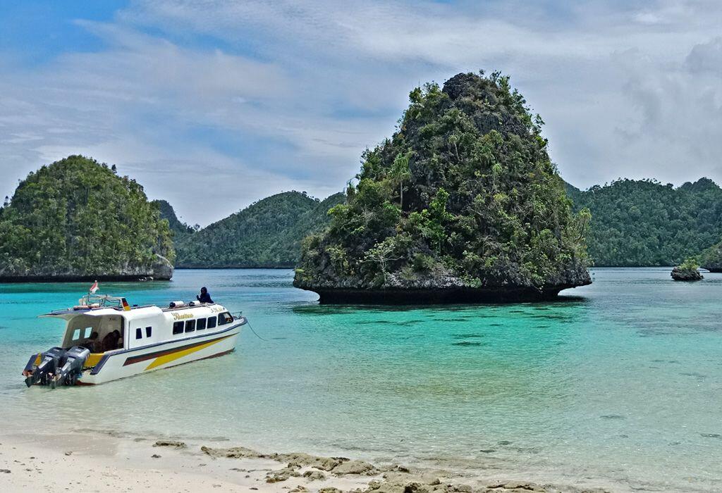 10 Spot Cantik Buat Habiskan Libur Lebaran di Raja Ampat