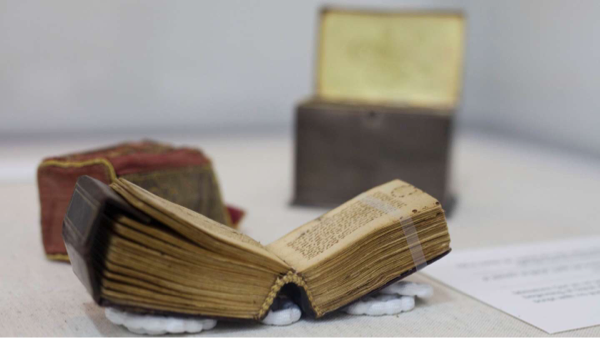 Al-Quran Kecil dari Abad ke-10 Dipamerkan di Israel
