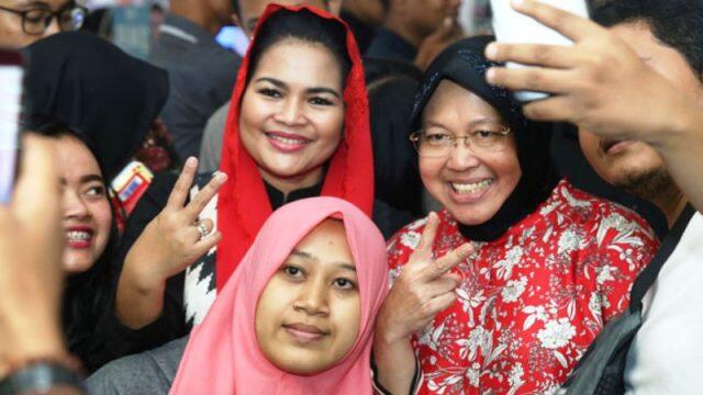 Puti-Risma Sahur Lesehan di Trotoar Surabaya