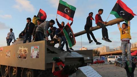 4 FOTO PRIA LIBYA INI DITEMPAT YANG SAMA MEMBUAT KITA KAGET DAN TERDIAM