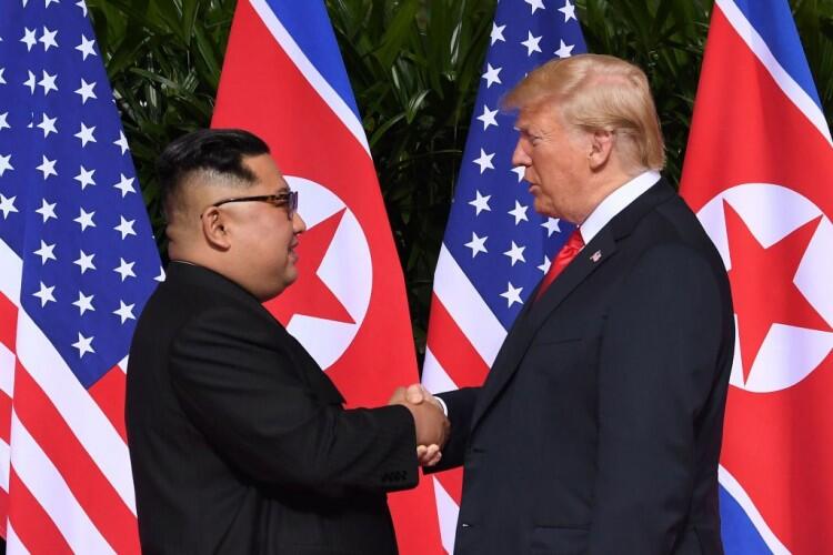 Kim Jong-un dan Donald Trump Bertemu Pertama Kalinya
