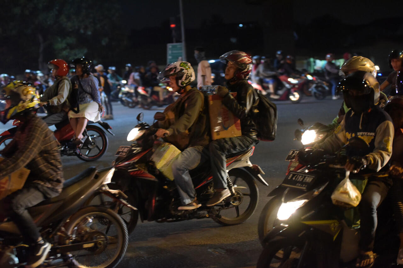 Pemudik Pakai Motor Melintasi Jalan Kalimalang